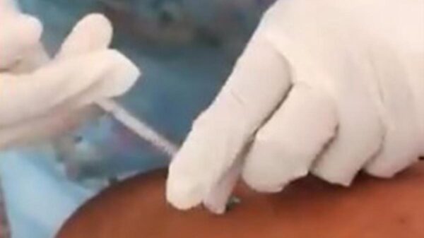 Video: Enfermera finge aplicar vacuna contra el Covid-19 a abuelito