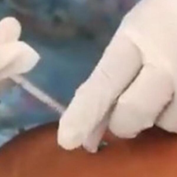 Video: Enfermera finge aplicar vacuna contra el Covid-19 a abuelito