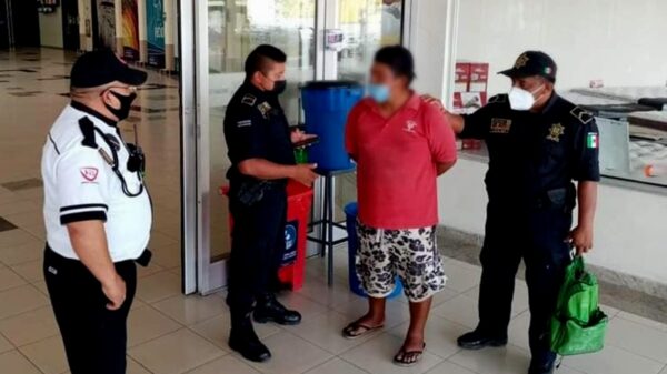 Depravado es detenido por espiar a una menor en el baño de una plaza en Mérida