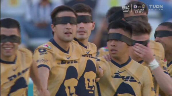 Jugadores de la Liga MX saltan al campo con los ojos vendados