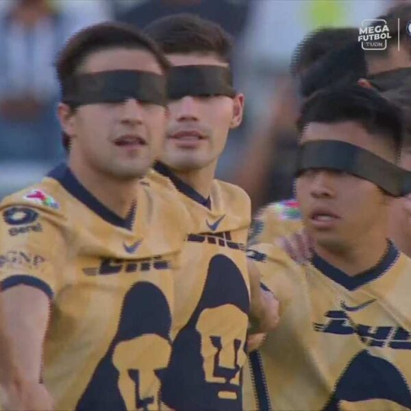 Jugadores de la Liga MX saltan al campo con los ojos vendados