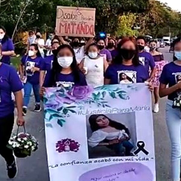 Mujeres marchan para pedir justicia por el feminicidio de joven hallada en Mérida