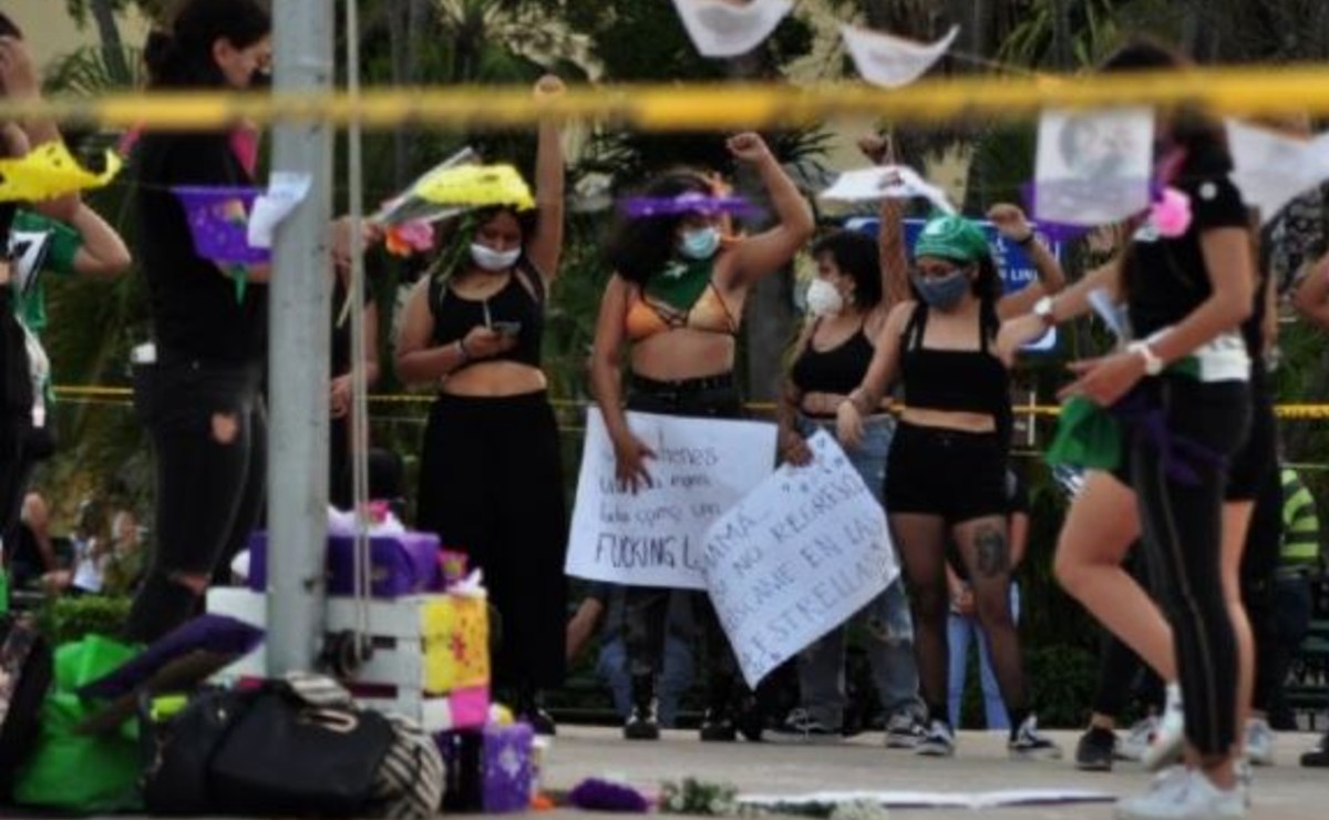 Feministas se manifiestan en la plaza grande de Mérida