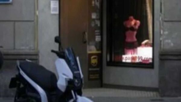 Por no respetar las medidas sanitarias, autoridades de Barcelona, España, desalojaron una orgía ilegal que tuvo lugar en un “sexshop”