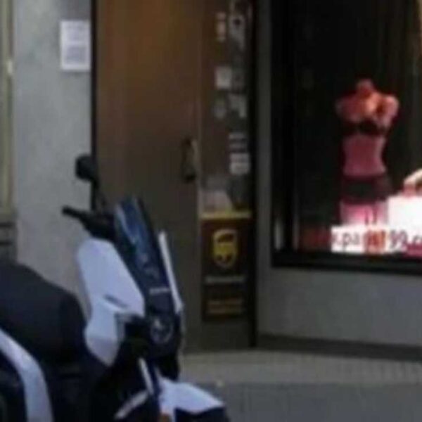 Por no respetar las medidas sanitarias, autoridades de Barcelona, España, desalojaron una orgía ilegal que tuvo lugar en un “sexshop”