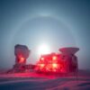 Una imagen de un raro fenómeno meteorológico conocido como “halo de la luna”, fue captado en la Antártida cerca del Telescopio del Polo Sur