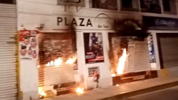 Se incendia local de motos en el Centro de Mérida, bomberos sofocan el fuego