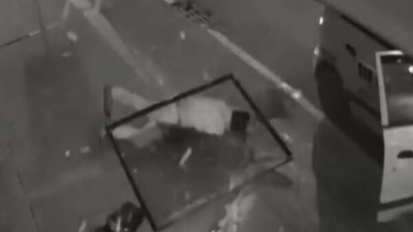 El video de un robo ha causado comisión por las fuertes imágenes, ahí se ve como un ladrón cae, mientras una ventana le golpea la cabeza