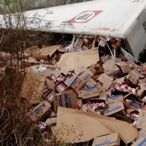Vuelca tráiler que transportaba cajas de leche en la vía Mérida-Cancún