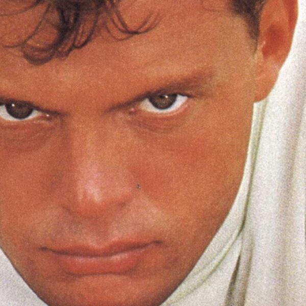 Diego Boneta recrea la portada de Aries de Luis Miguel para promocionar la serie