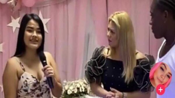 Durante una fiesta de cumpleaños una joven exhibió a su madre quien le era infiel con su novio. Los hechos se han viralizado