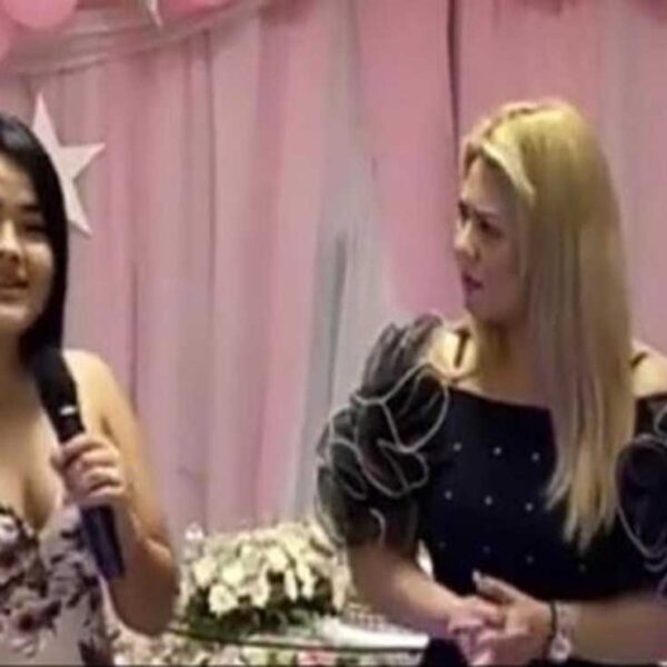 Durante una fiesta de cumpleaños una joven exhibió a su madre quien le era infiel con su novio. Los hechos se han viralizado
