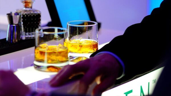 Suspenden a un maestro por llevar a sus alumnos a un club nudista