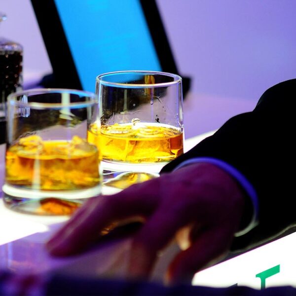 Suspenden a un maestro por llevar a sus alumnos a un club nudista