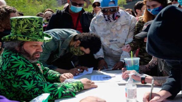Militantes de la legalización de la marihuana causaron sensación en Manhattan al regalar un porro a las personas vacunadas
