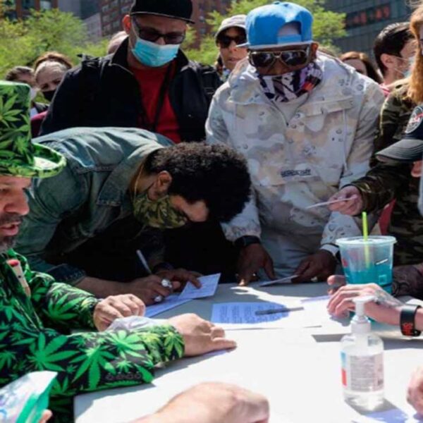 Militantes de la legalización de la marihuana causaron sensación en Manhattan al regalar un porro a las personas vacunadas