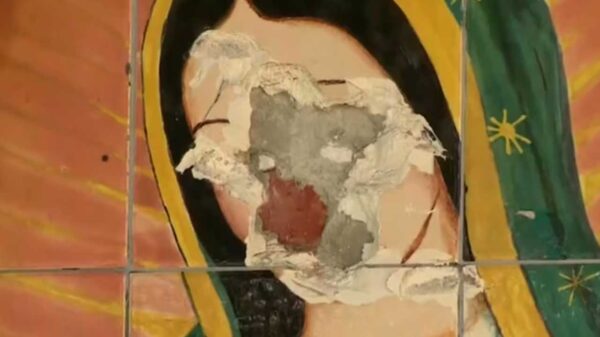 En video fue captado un sujeto que destrozó un mural de la Virgen de Guadalupe, pintado sobre azulejos en una iglesia de Los Ángeles