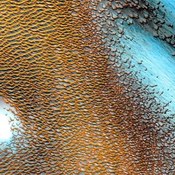 Captan dunas azules en Marte, las cuales combina con las imágenes tomadas por el sistema de emisión térmica de la sonda espacial Mar Odyssey