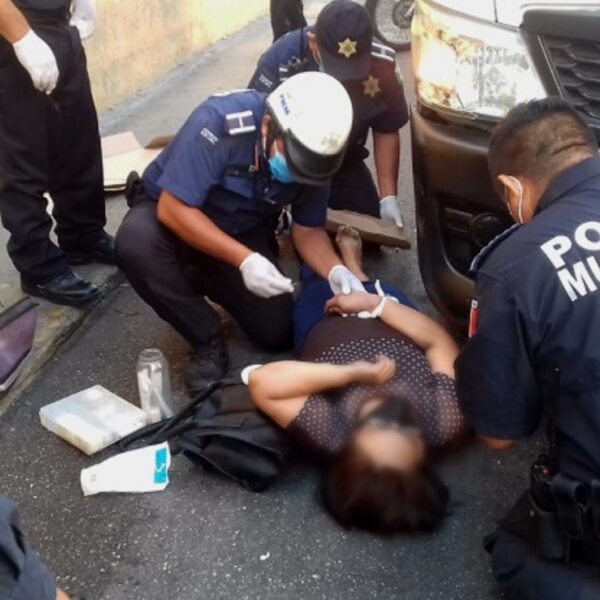 Conductor de una combi, atropella a una mujer en el centro de Mérida
