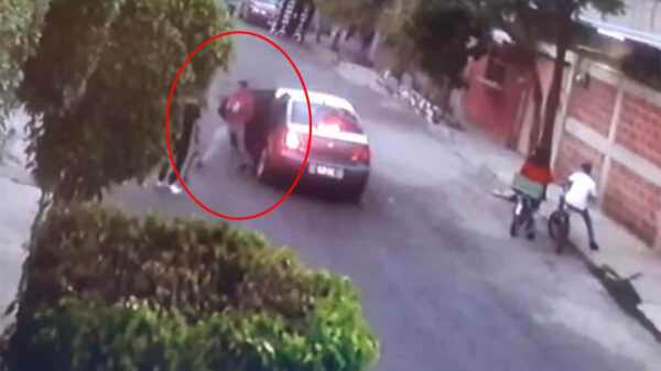 Hombres armados asaltan a niños que jugaban en la calle