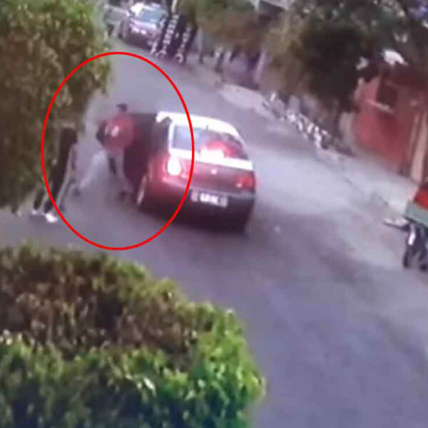 Hombres armados asaltan a niños que jugaban en la calle