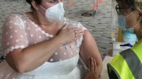 Una mujer decidió utilizar su vestido de novia para recibir la vacuna contra el Covid-19, esto debido a que la pandemia ocasionó que su boda se cancelara
