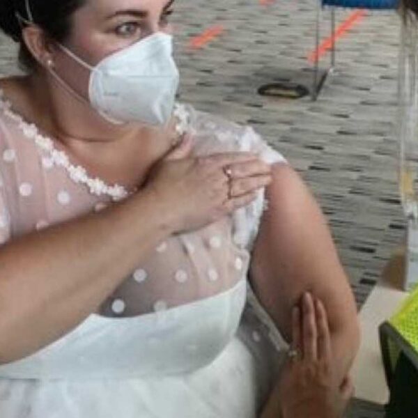 Una mujer decidió utilizar su vestido de novia para recibir la vacuna contra el Covid-19, esto debido a que la pandemia ocasionó que su boda se cancelara