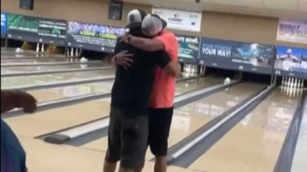 Un joven logró el juego perfecto, luego de que colocara las cenizas de su padre en una bola de boliche