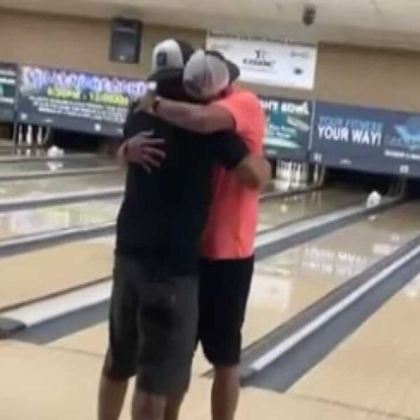 Un joven logró el juego perfecto, luego de que colocara las cenizas de su padre en una bola de boliche