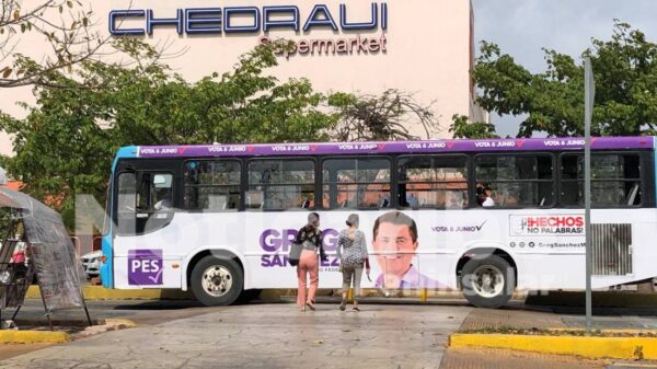 Colocan publicidad proselitista en transporte público de Cancún.