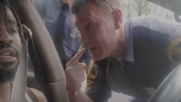 Un policía de Estados Unidos fue detenido, luego de que se diera a conocer un video donde amenazaba a un afroamericano