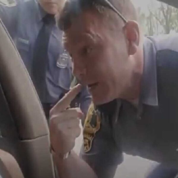Un policía de Estados Unidos fue detenido, luego de que se diera a conocer un video donde amenazaba a un afroamericano