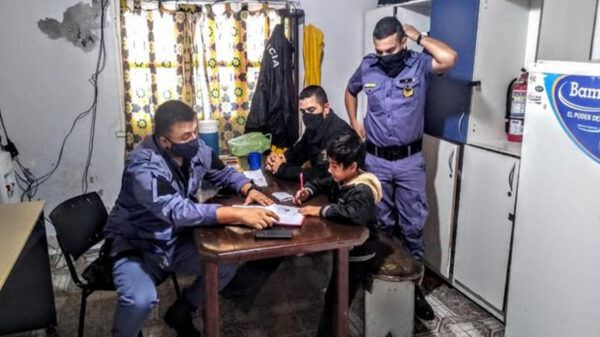 Si bien la policía en algunos países tiene mala reputación por casos de abusos y corrupción, la siguiente historia hace la excepción