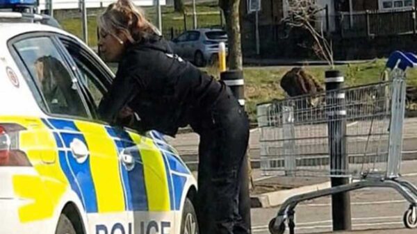 En pleno romance cacharon a dos policías, quienes al parecer no pudieron frenar su amor y se agarraron a besos en la patrulla