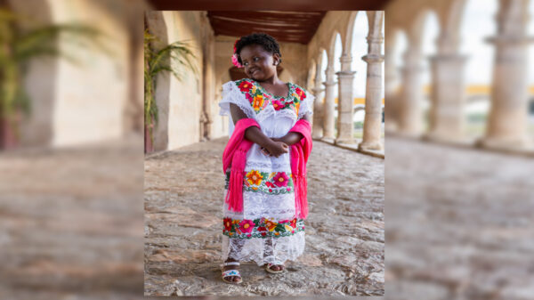 Una niña de Chicago, Estados Unidos, se ha robado el corazón de los internautas al posar con un traje típico del estado de Yucatán