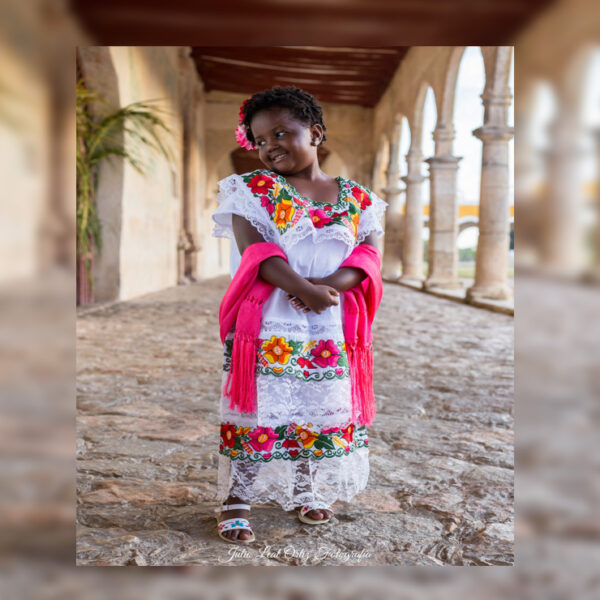 Una niña de Chicago, Estados Unidos, se ha robado el corazón de los internautas al posar con un traje típico del estado de Yucatán