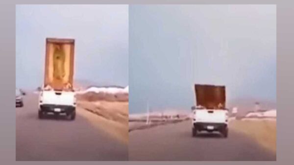El video de una mujer que enfurece luego de que un cuadro de la Virgen de Guadalupe, cae de una camioneta, se viraliza en redes sociales