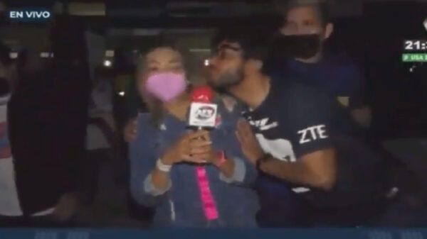 Una reportera fue agredida mientras realizaba un reporte en vivo del partido entre Puebla y Pumas, que se realizó en el Estadio Cuauhtémoc