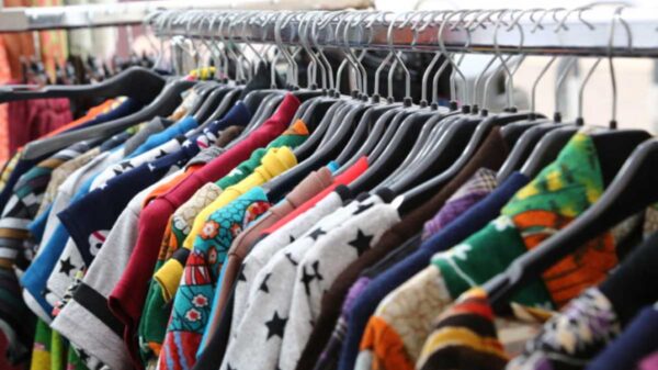 Comprar en tiendas de segunda mano nos puede dar sorpresas y eso le pasó a JoAnn, quien se sorprendió con la nota que encontró en una chaqueta usada que adquiri