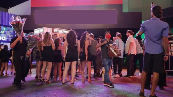 En Cancún celebran turistas la Semana Santa sin medidas sanitarias.