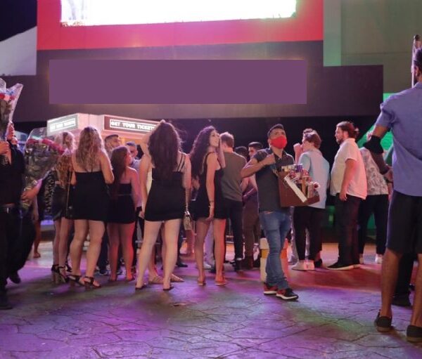 En Cancún celebran turistas la Semana Santa sin medidas sanitarias.
