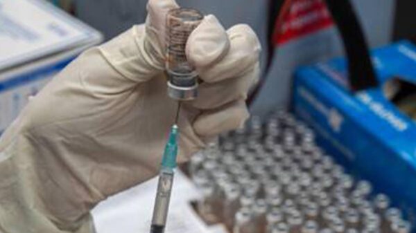 Arrestan a dos enfermeras por robar vacunas