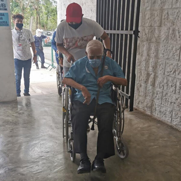 Vacunas anticovid se aplicaran sólo a quienes tengan 60 años o mas