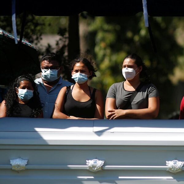 Sepultan a Victoria Salazar en El Salvador