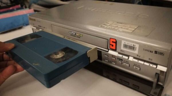 Por no devolver una película en VHS a una tienda de alquiler, una mujer de Estados Unidos enfrenta cargos legales