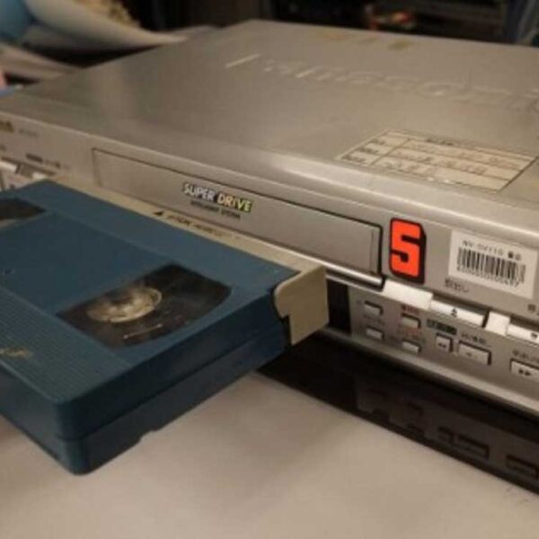 Por no devolver una película en VHS a una tienda de alquiler, una mujer de Estados Unidos enfrenta cargos legales