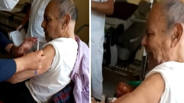 Un adulto mayor dio muestra de su poca empatía y su mal carácter cuando acudió a vacunarse contra e Covid-19