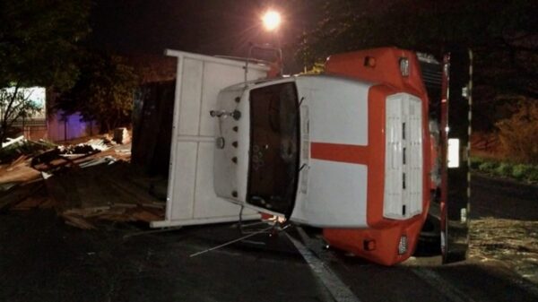 Vuelca tráiler sobre el periférico de Mérida tras presentar una falla mecánica