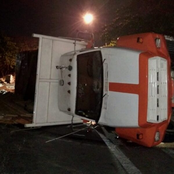 Vuelca tráiler sobre el periférico de Mérida tras presentar una falla mecánica