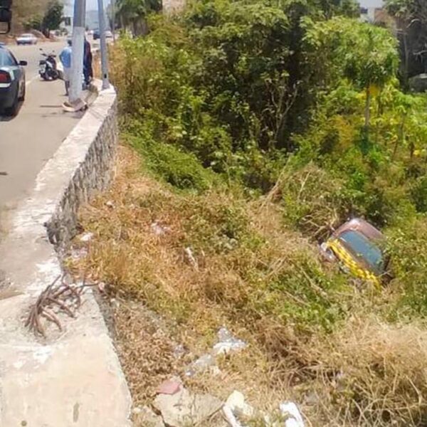 Vehículo cae a barranco en plena avenida